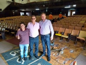 Beto Almeida (gerente de política estrutural da SDCE), Alcides Vicini (prefeito) e Rafael Rufino (secretário de Desenvolvimento de Cultura e Esporte)